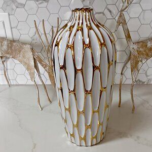 NEW! GORGEOUS FLUTED DECORATIVE VASE By TAHARI HOME